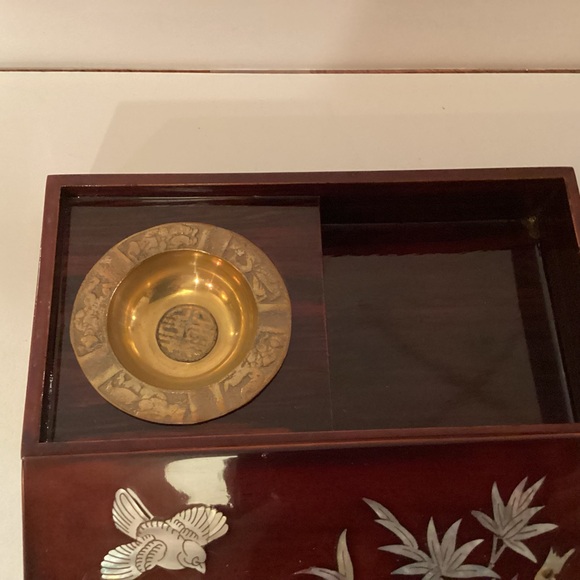 Vintage lacquered smoking box with mother of pearl inlay. - Picture 3 of 8